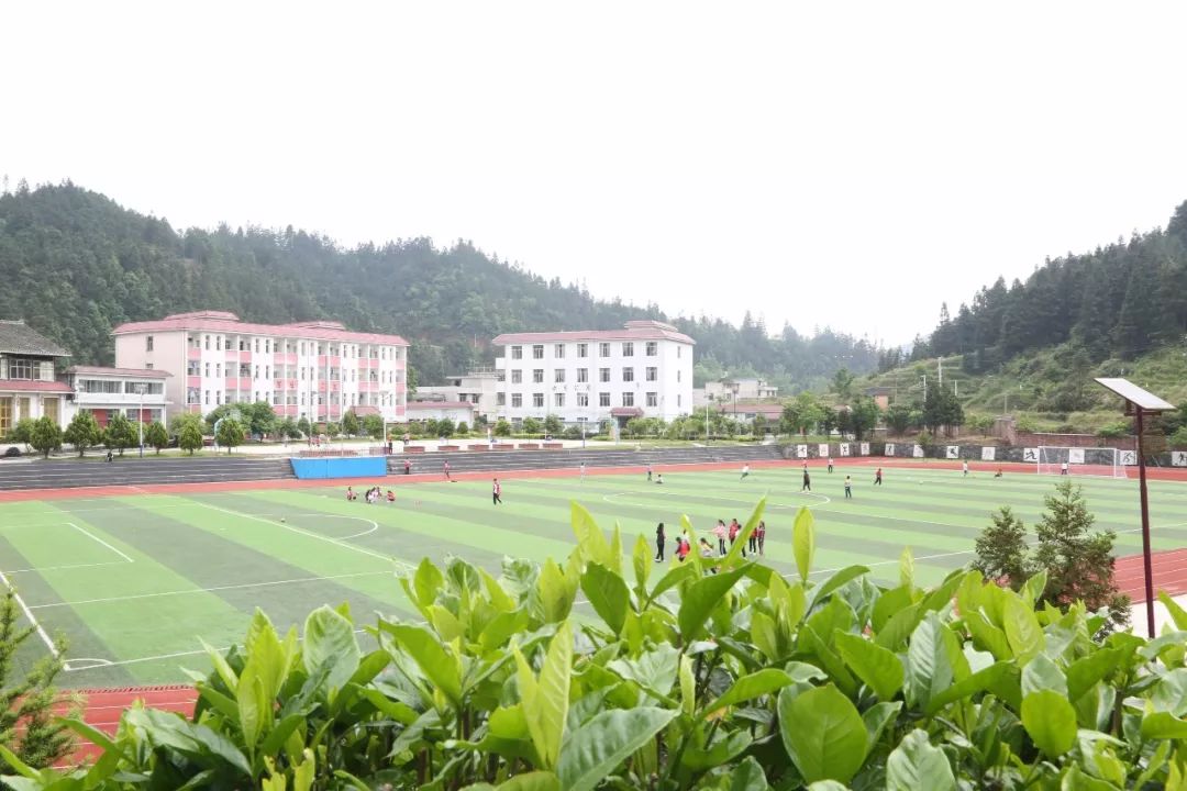 (黎平县坝寨乡九年一贯制学校崭新的教学楼和运动场.