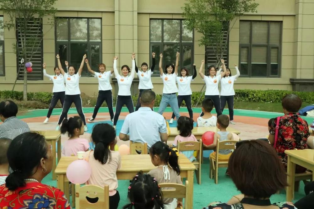 五龙新城汇爱幼稚园礼献七夕 永不凋零的玫瑰花 送给最爱的人 小朋友