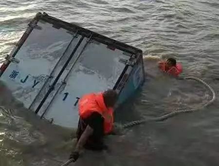 椒灵江航道惊现货车台州港航组织水鬼成功打捞