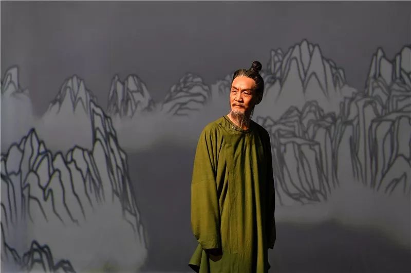 北京人艺《杜甫》上演,话剧舞台展现"诗之江湖"_李白