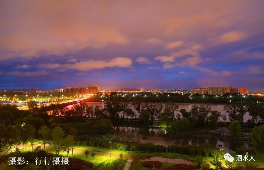 晖和灯光交相辉映，映红了泗城夜空中的朵朵白云，非常美丽，堪称奇观！