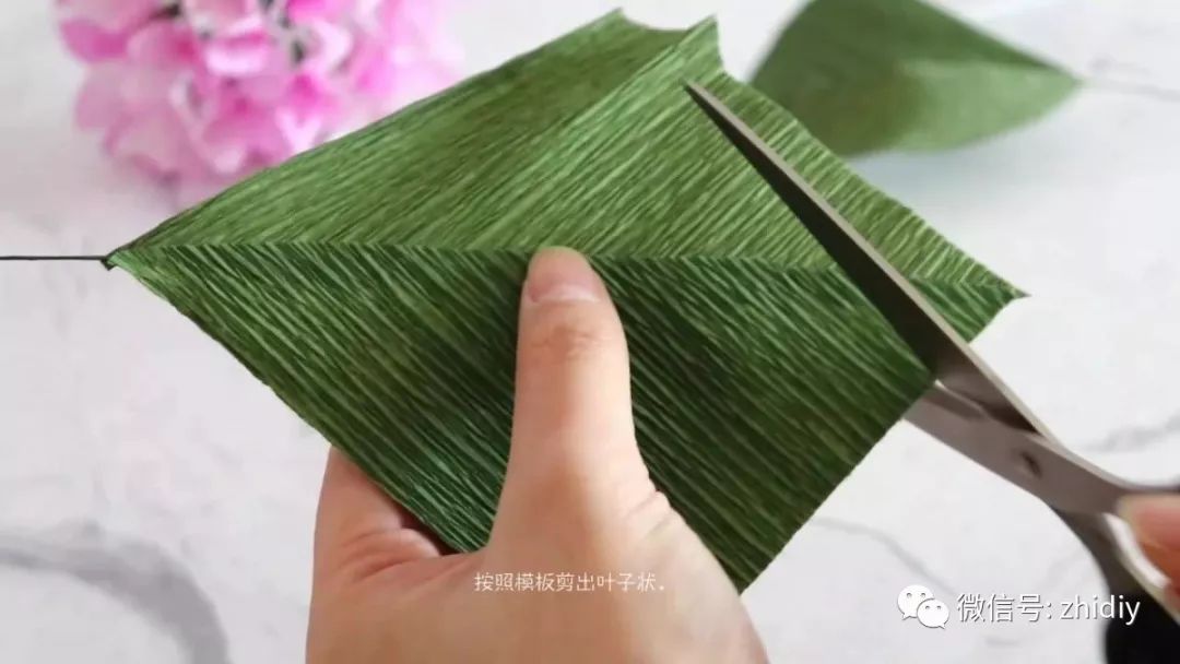 用一张渐变的皱纹纸,diy 了一束绣球花,7个步骤就能搞定 (附教程)