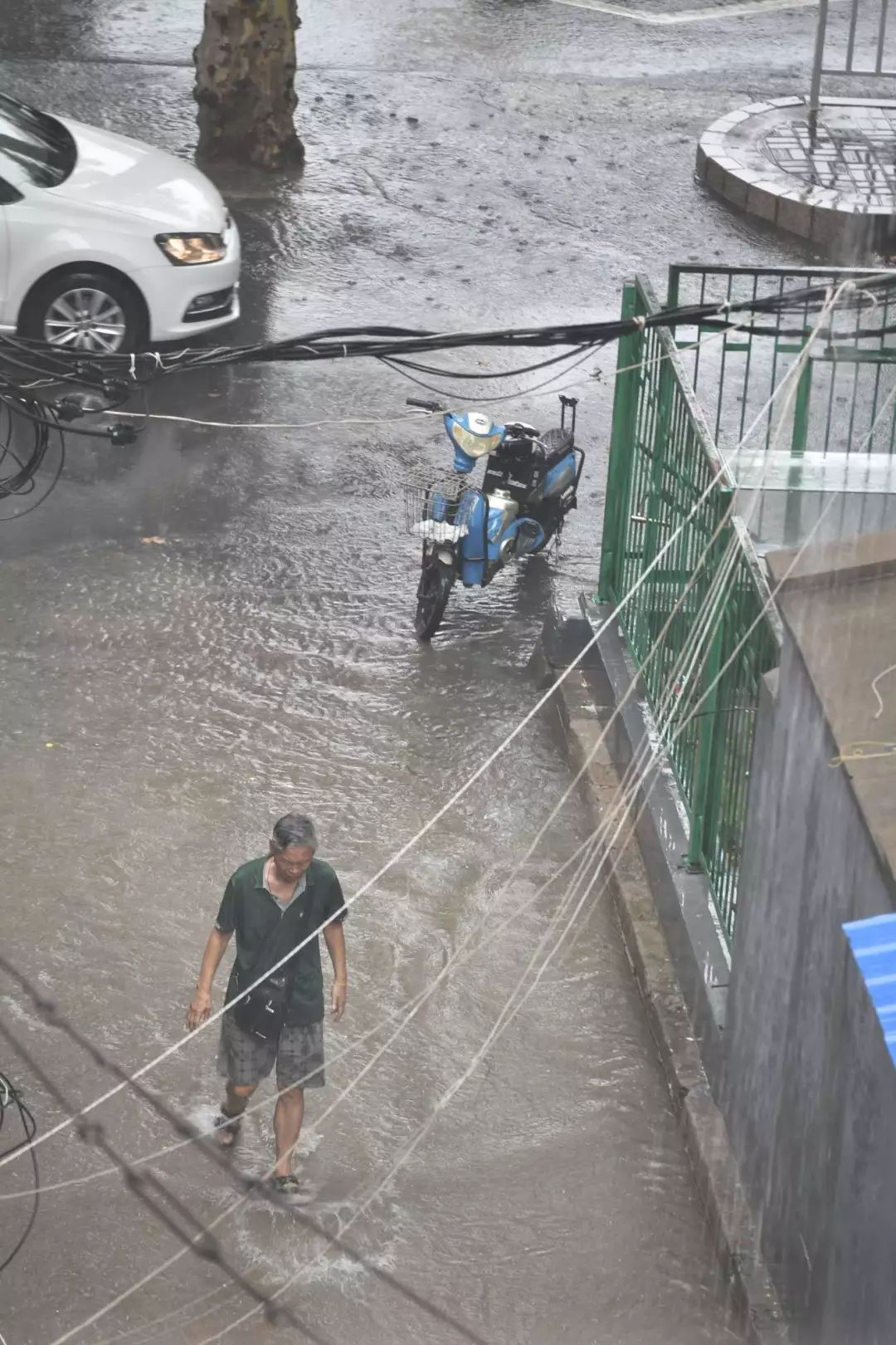 郑州大雨倾盆 明天河南多地仍有大雨!