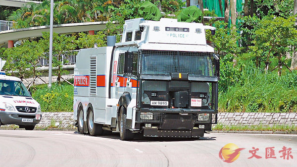 港警主动出击!装甲车重兵布防 百余暴徒束手就擒