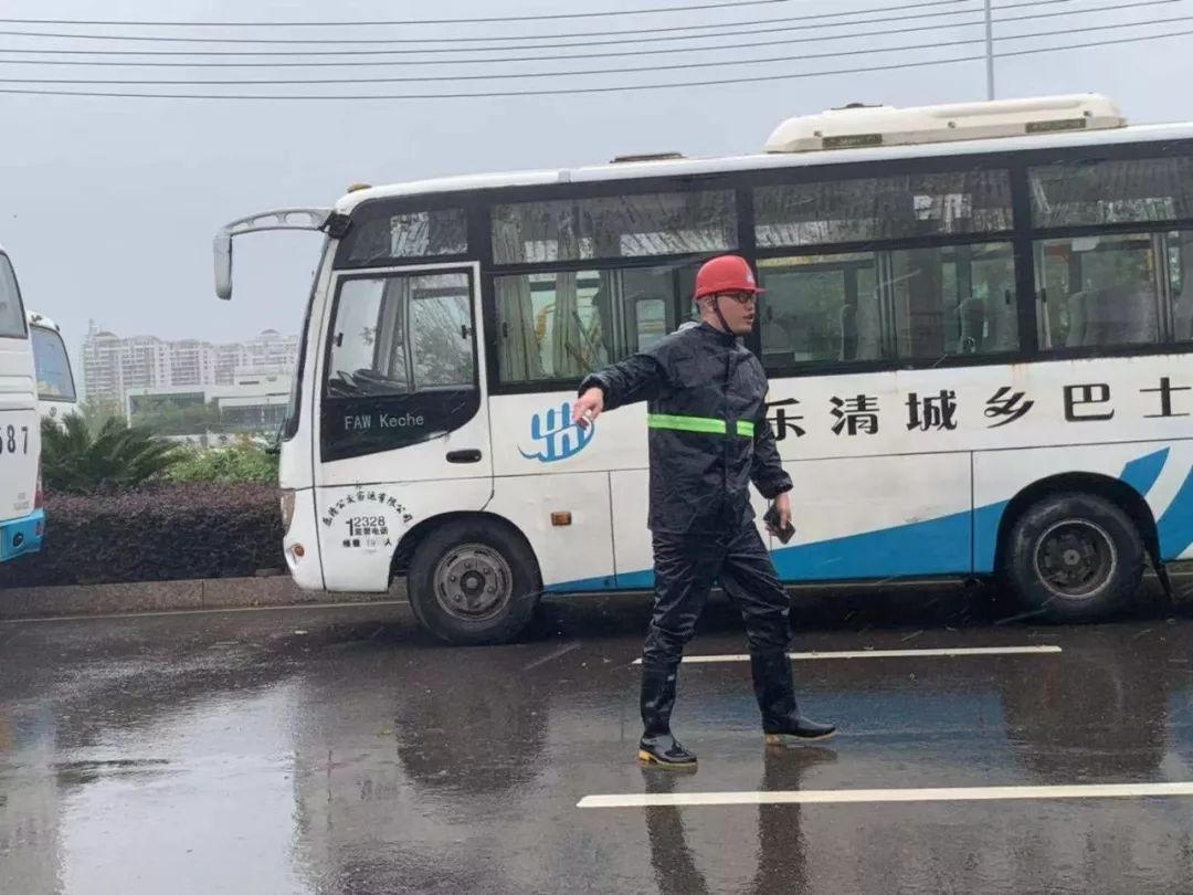 从风雨交加到台风过后,乐清公交人一直在奋战!