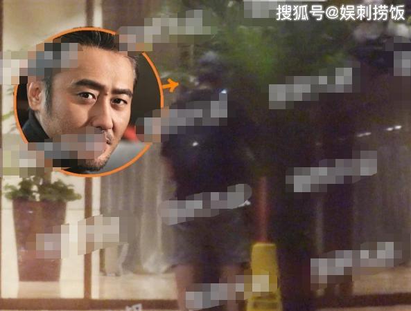 吴秀波独自现身机场冷清清,虽事业告停但仍住高档小区