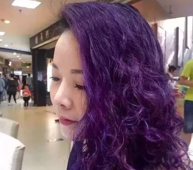 “害了我老公”!保时捷女司机现身回应:天天抱女儿哭,不想活了