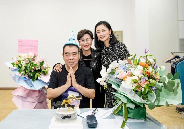陈凯歌夫妇罕见同框庆生,51岁陈红美貌依旧