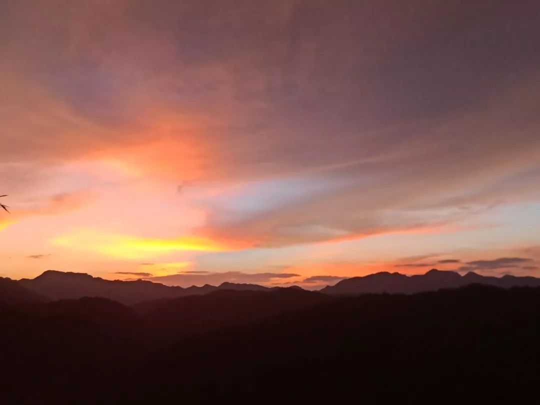坠落,掉进了幻境调色板上难寻的色彩在庆元的天幕上缓缓摊开戍时19:00