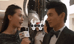 搞笑GIF图:你们两口子够了啊,直播虐狗啊! 10bet网上娱乐