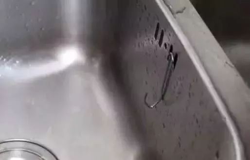 洗碗池放一个窗帘挂钩，真是厉害了！这么多年都没有发现
