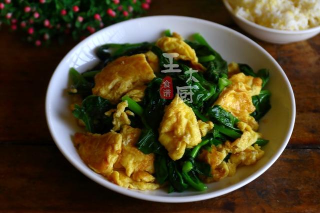 木耳菜别再清炒了,加入两个鸡蛋打散下锅一炒,鲜嫩松软美味下饭