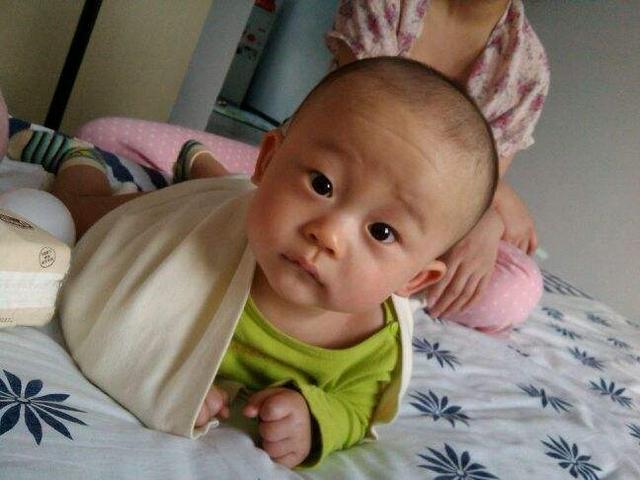                     宝宝3个月就会“站”，奶奶逢人就夸，医生的话却让妈妈愁了