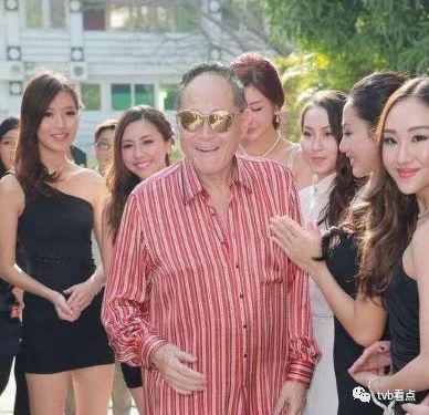 贴身护花海边嬉戏超开心82岁香港富豪左拥右抱美女年轻女友更是换了一