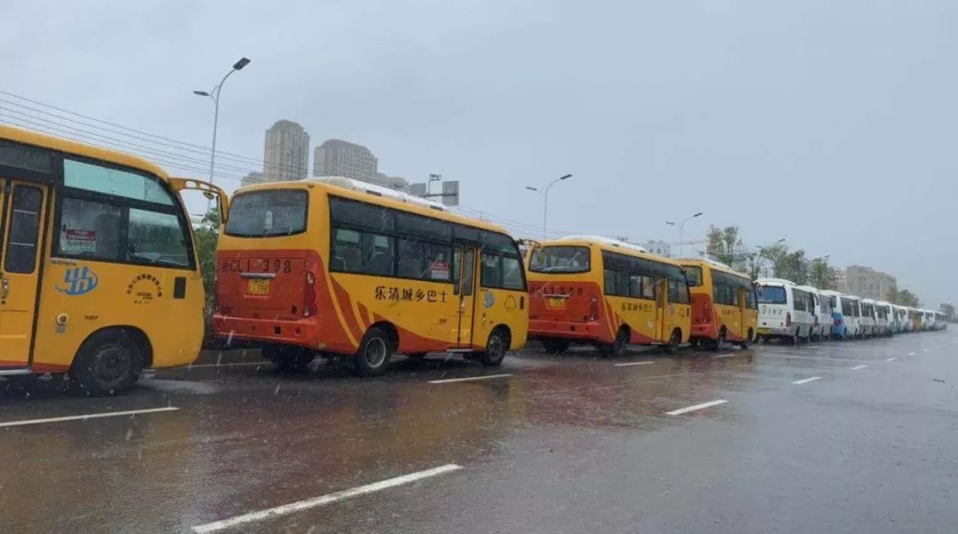 从风雨交加到台风过后,乐清公交人一直在奋战!
