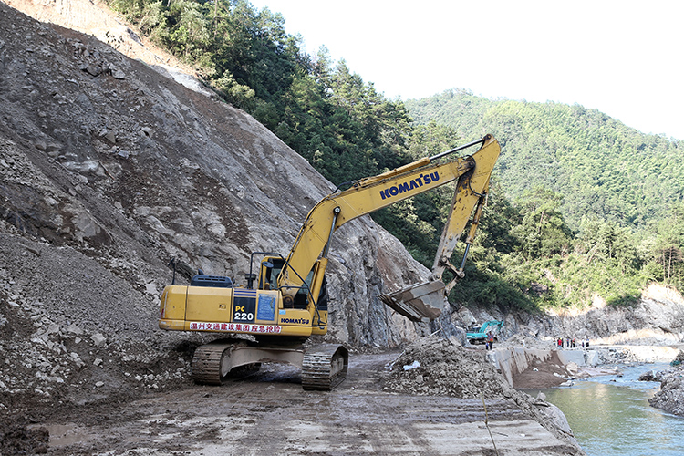 8月12日,挖掘机清理道路上的碎石泥沙.