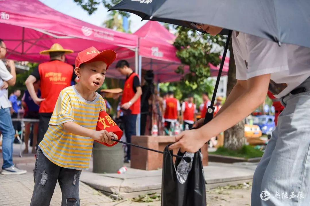 8岁的林瑞宸也是经典诵读团队的一员,戴上志愿者红袖套的他觉得非常