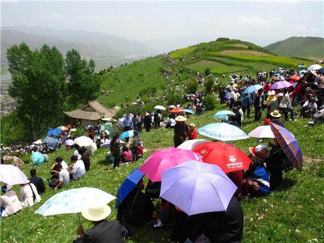 岷县二郎山花儿会现场