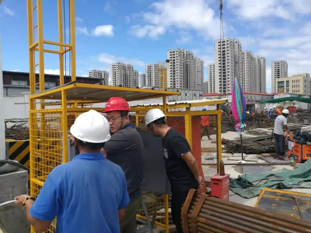 在管道四标,拖拉管施工已经恢复,工人们正在紧张施工中.
