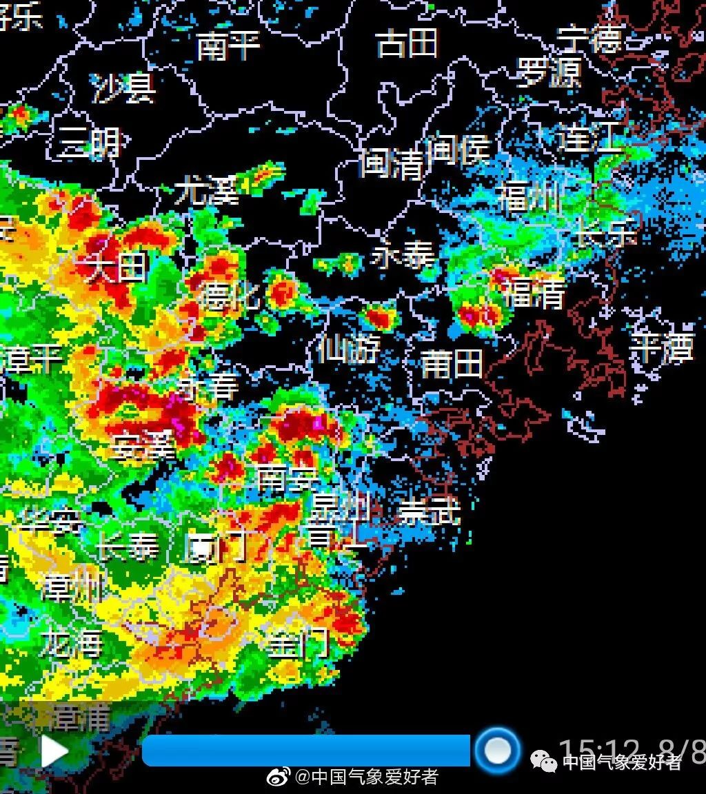 厦门遭遇强雷雨袭击,雷达图上降雨回波强烈