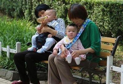                     孩子交给奶奶带后，不再记得妈妈，奶奶的解释让妈妈很气愤