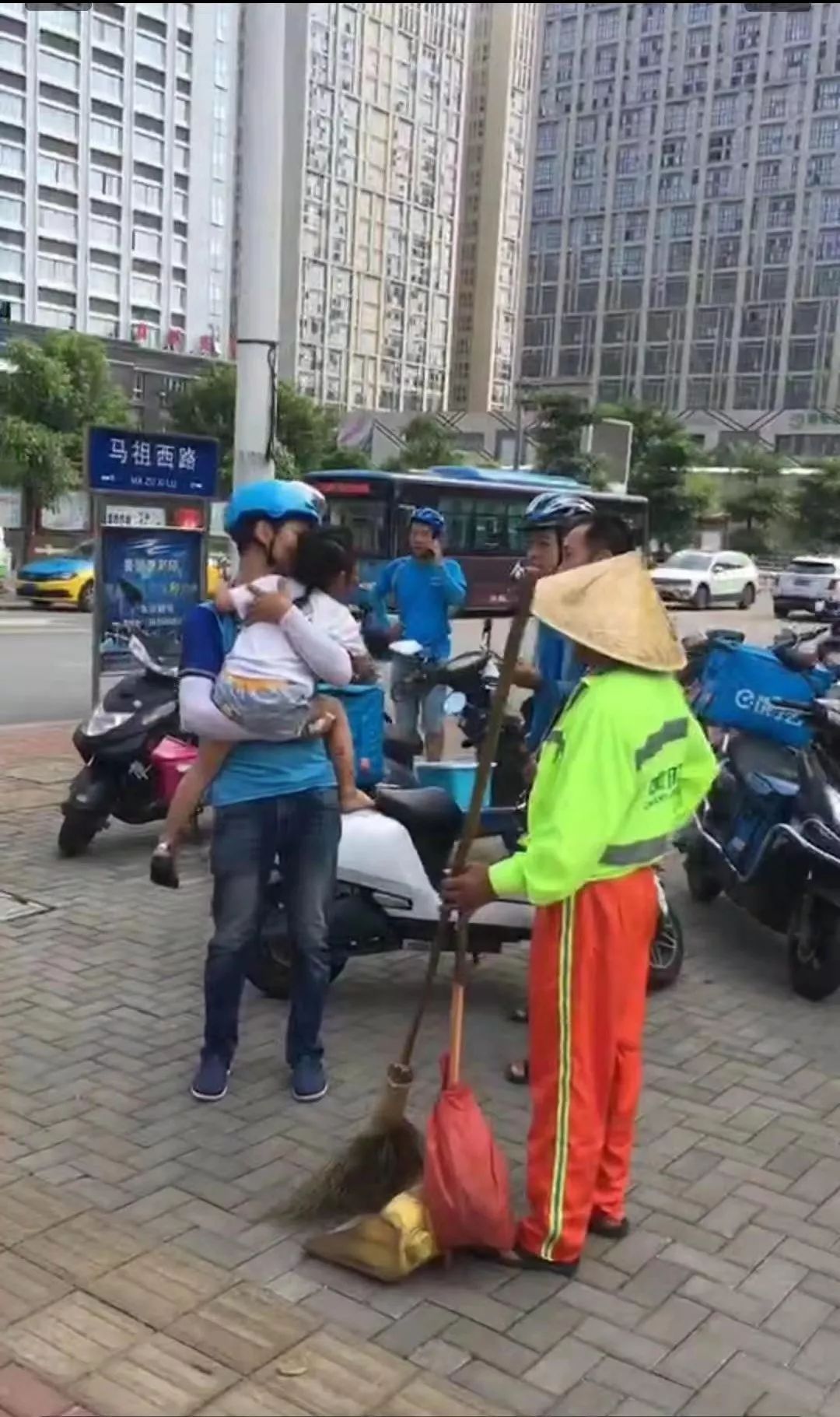 一货大货车撞飞电动车!女骑手不幸当场身亡!幸亏外卖小哥.