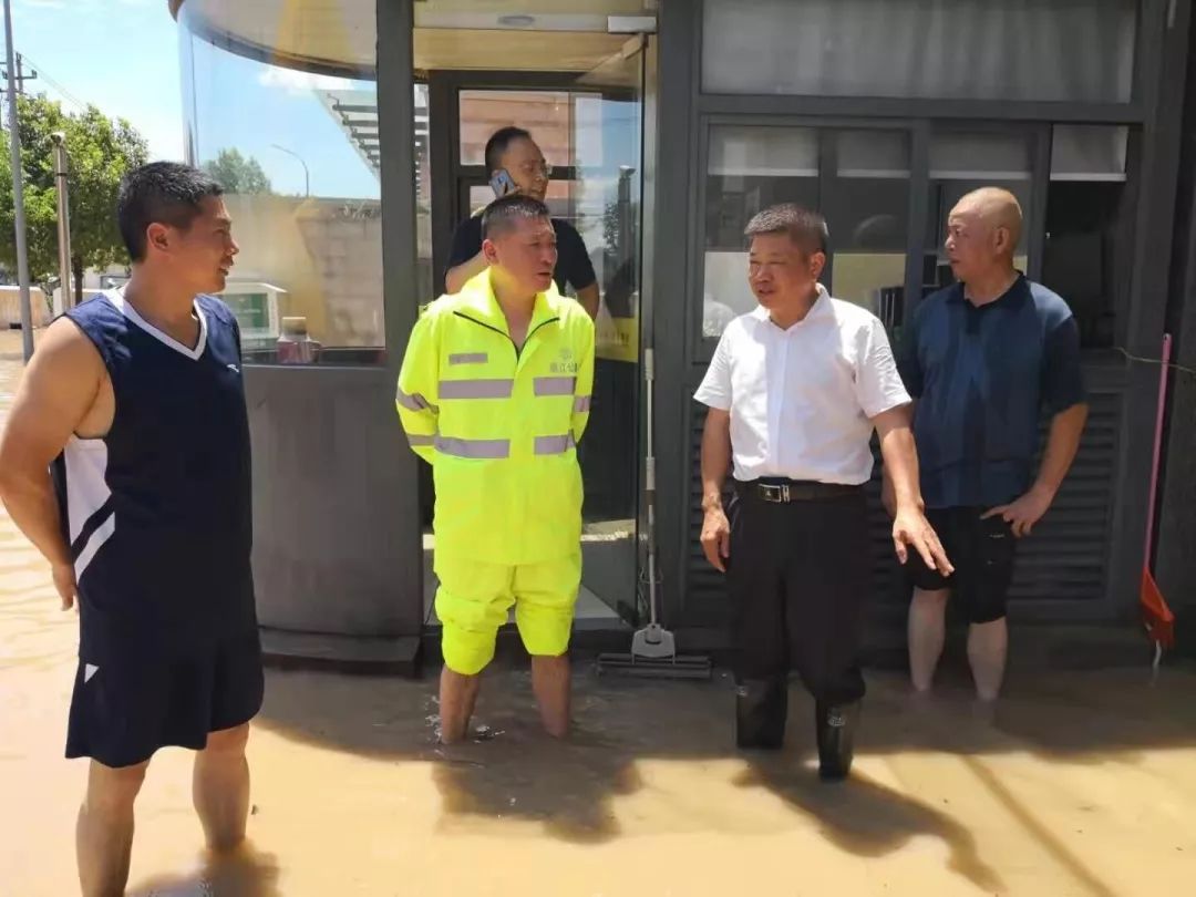 台州市交通运输局局长陆善福(右二)