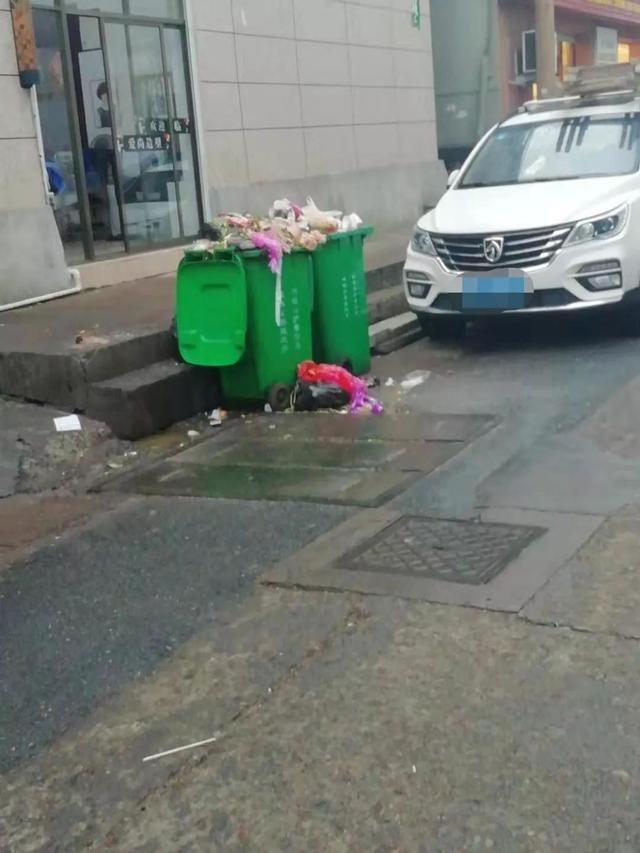 蛋糕店斜对面的俞源街巷子里,小吃店旁的垃圾桶经常出现垃圾随意丢弃
