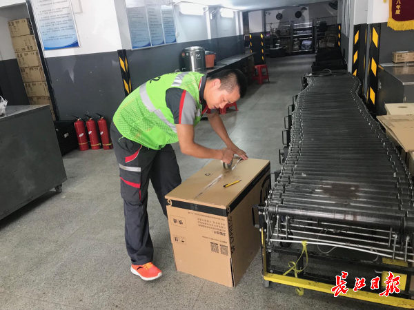 “好好的箱子扔了太可惜”快递小哥义务“回收”成习惯 金百利在线注册