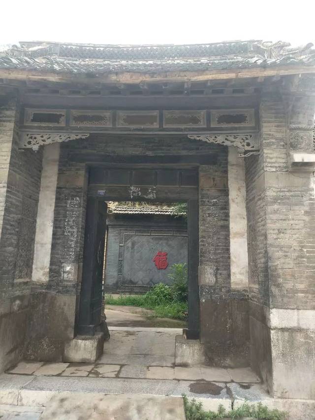 这是韩圣村街上的一座大户人家,看着大门楼多有气派