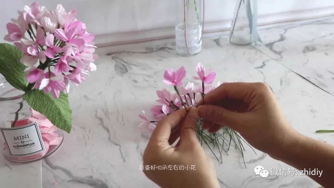 用一张渐变的皱纹纸,diy 了一束绣球花,7个步骤就能搞定 (附教程)