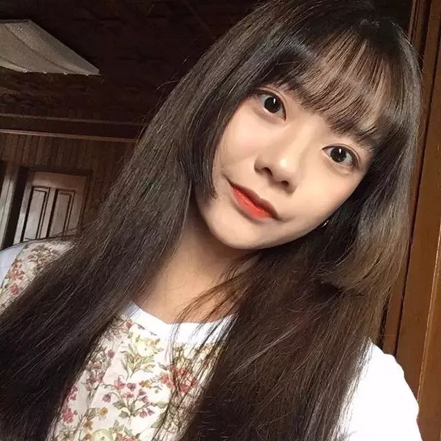 长圆脸或是长型脸可以选择 空气刘海,隐约的露额会显得没那么刻意.