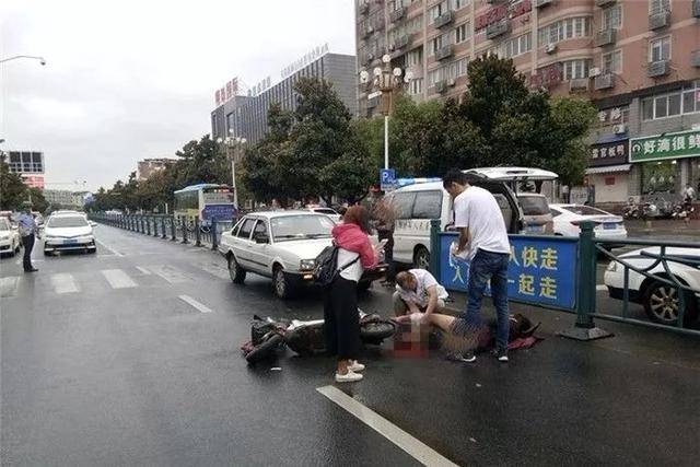 滁州发生一起车祸,女子腿部受伤,地上还有一滩血迹