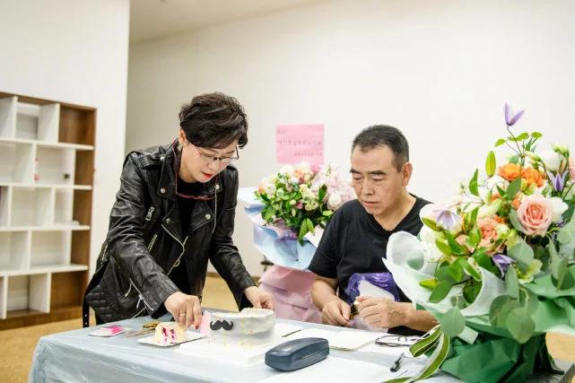 陈凯歌夫妇罕见同框庆生,51岁陈红美貌依旧