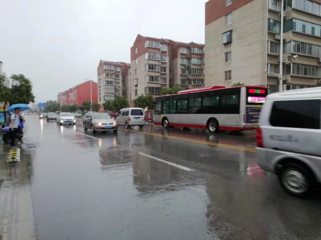 明清街柳泉路北京路(淄河大道至昌国路段)目前道路畅通无明显积水现象