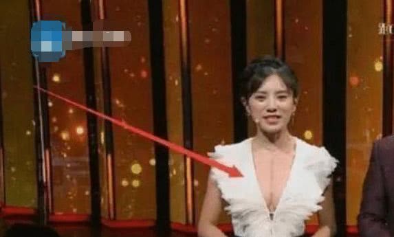 女主持人穿衣失误,少穿了一件衣服,张国立硬是60分钟没转头!