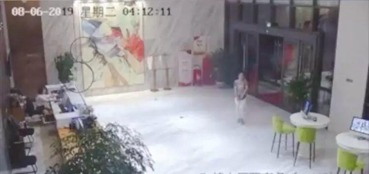 醉酒女酒店大厅被侵犯,服务员:那个男人本来想开房的,太急了 醉酒女酒店大厅被侵犯,服务员:那个男人本来想开房的,太急了