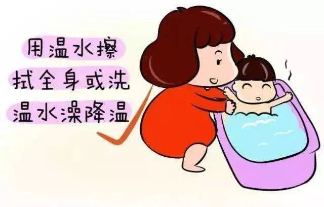 宝宝发烧时,注意少量多次的给宝宝喂水,通过汗液蒸发降温; 用温水毛巾