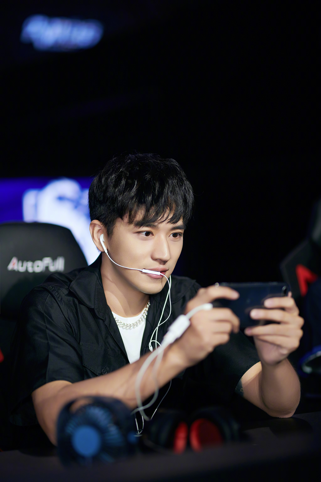 许魏洲电竞型男,衬衫配工装裤,利落简洁又显身段