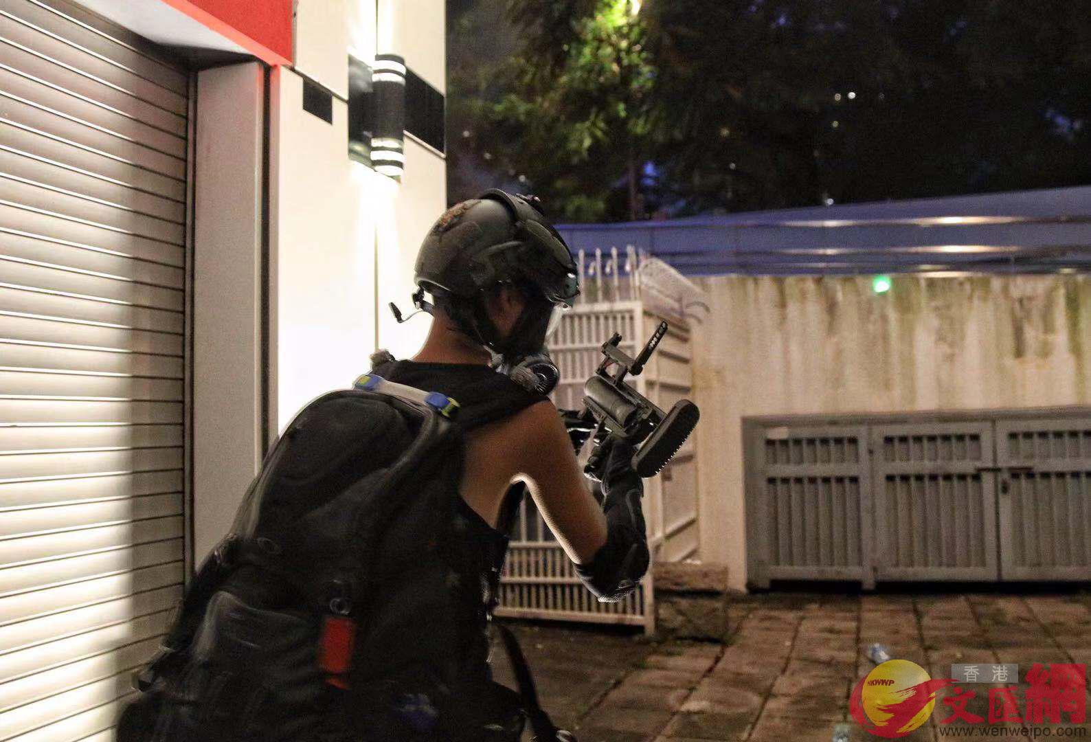 暴力升级!香港暴徒扔汽油弹,带"枪"袭警 市民吁止暴制乱