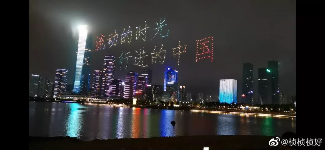 深圳湾震撼灯光秀!巨幕五星红旗亮相大楼荧幕