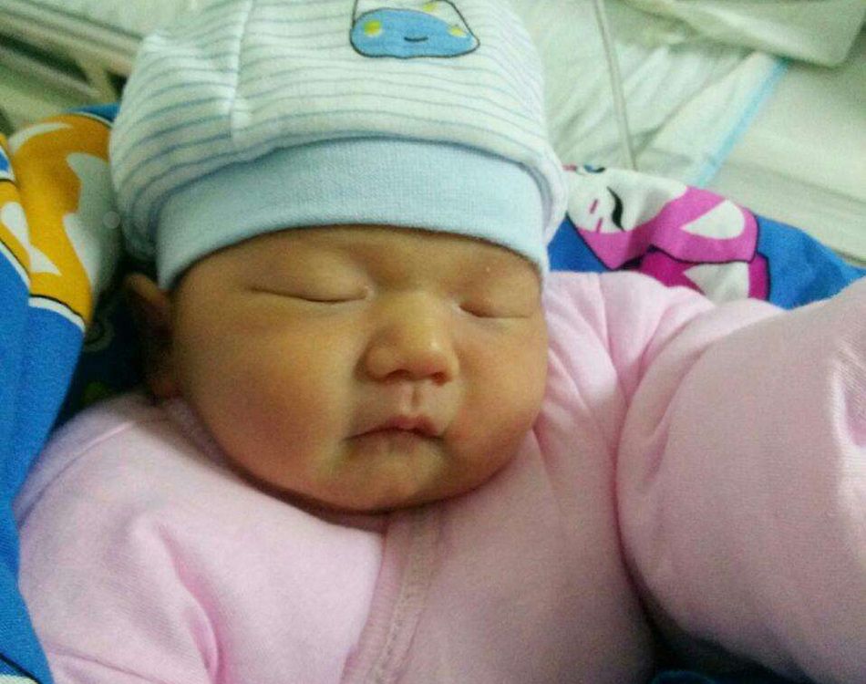                     原创            新生儿有这4个症状，属于正常现象并不是生病了，妈妈别太担心