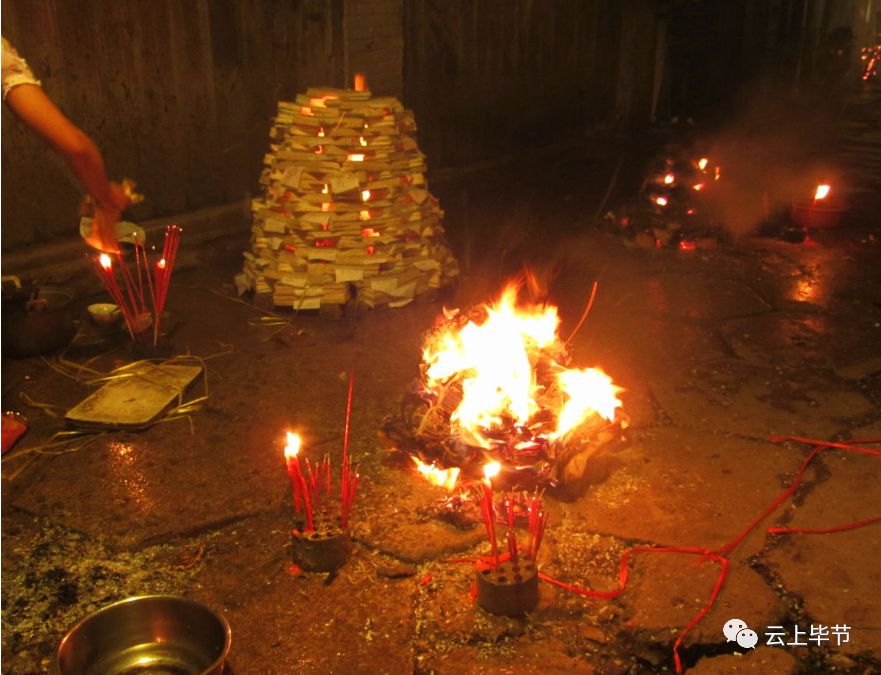 因此,今年的中元节期间,七星关区多部门加强了对不文明祭祀行为的监管