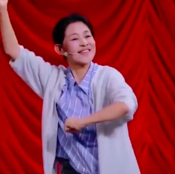 60岁倪萍跳火箭少女《pick me up》,动作标准表情到位好少女