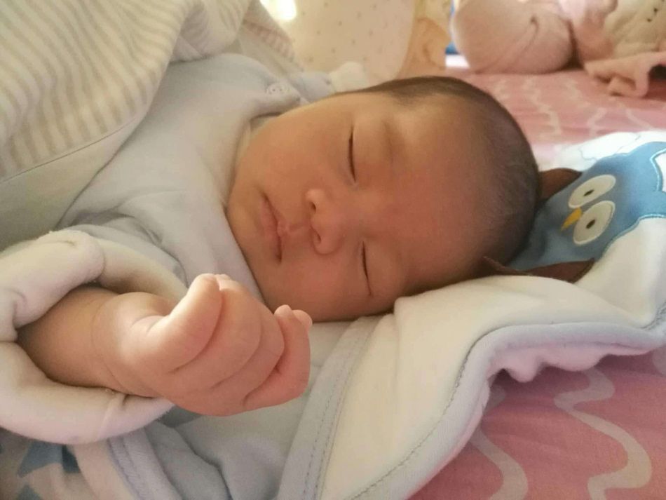                     原创            新生儿有这4个症状，属于正常现象并不是生病了，妈妈别太担心