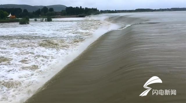 在泰安大汶口, 水流已经漫过汶河古石桥桥面,整座石桥被淹没在水中.