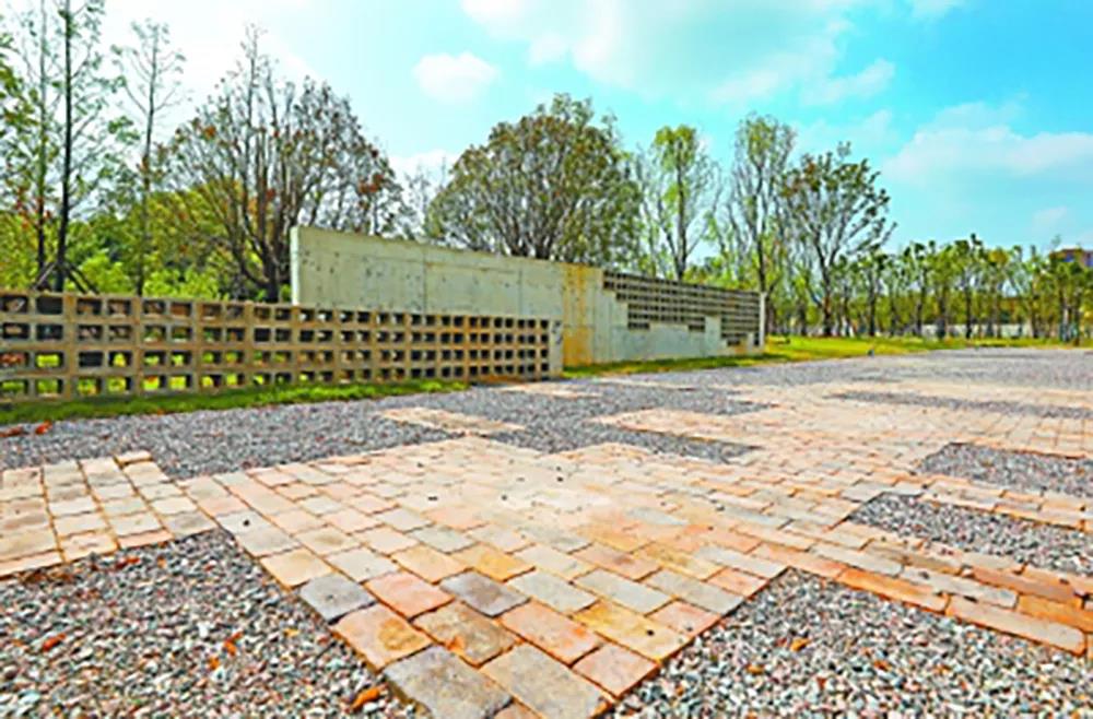 戴家湖公园二期用废旧耐火砖铺设步道,感受岁月变迁