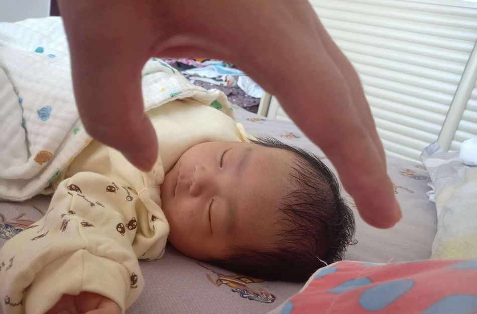                     原创            新生儿有这4个症状，属于正常现象并不是生病了，妈妈别太担心