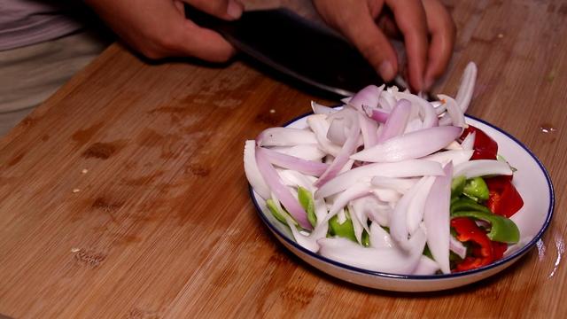怎么把肉切成菱形 21a3e40eaf024eb09154d6238896374c.jpeg