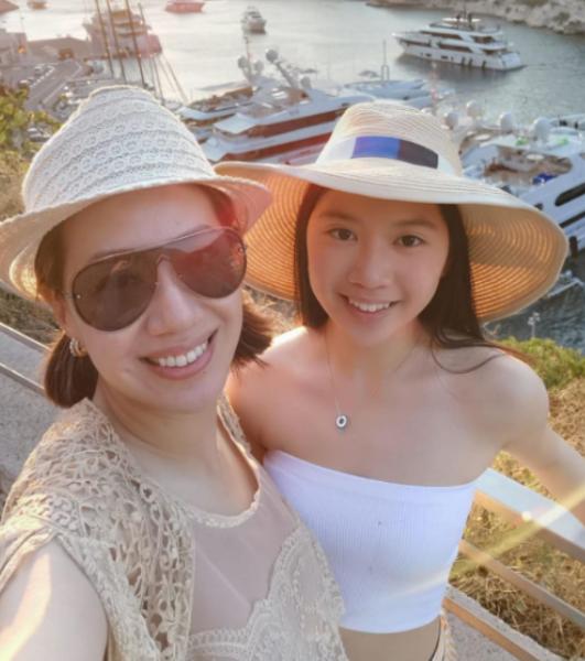 甄子丹女儿近照，基因遗传妈妈，15岁身高超过170cm